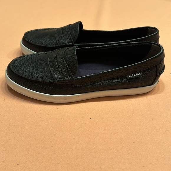 New Cole Haan shoes. Black. Size 8.5. - Picture 5 of 7